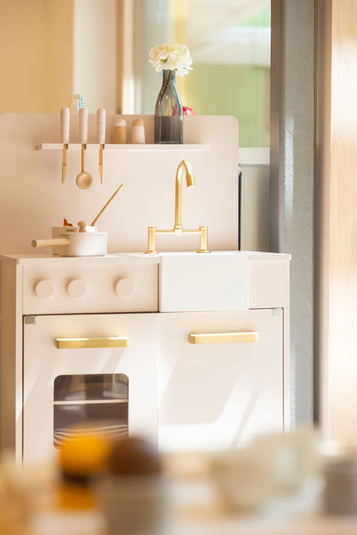 Spielküche in einer Kindertagesstätte mit Ofen, Herd und Waschbecken für kreative Kochabenteuer