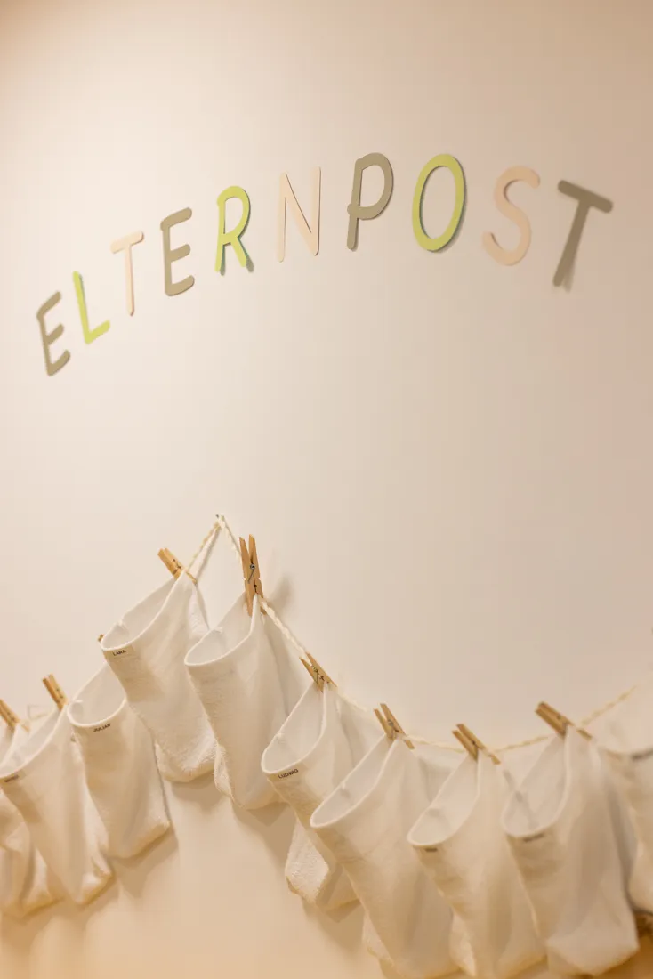 Wand mit Waschlappen für Elternpost, um Nachrichten an die Eltern der Kinder zukommen zu lassen