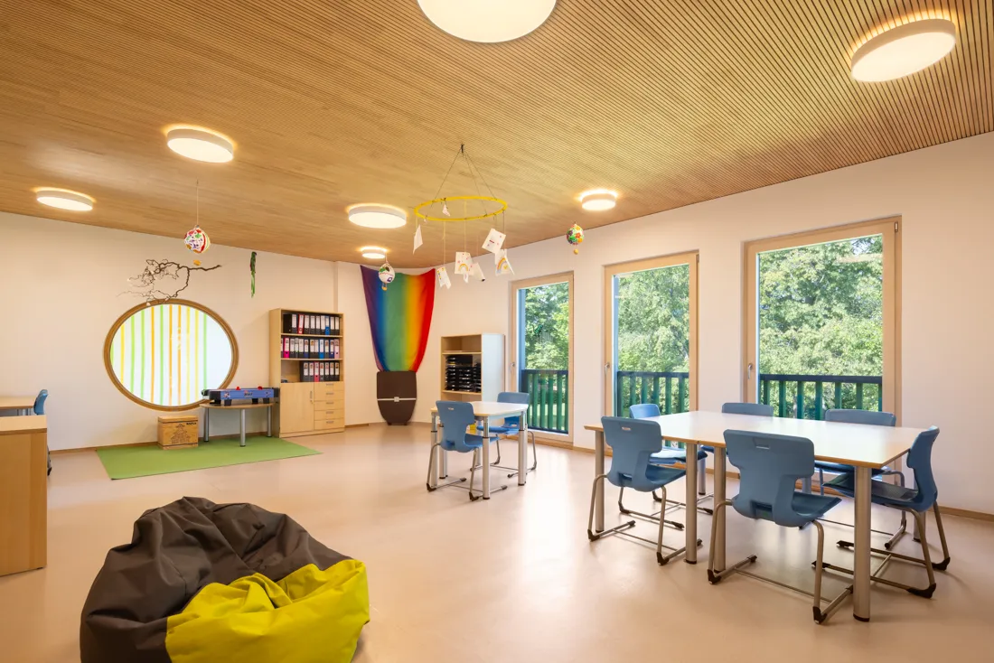 Hortraum mit Sitzsack, Tischen und Stühlen zum Lernen und einem Kicker